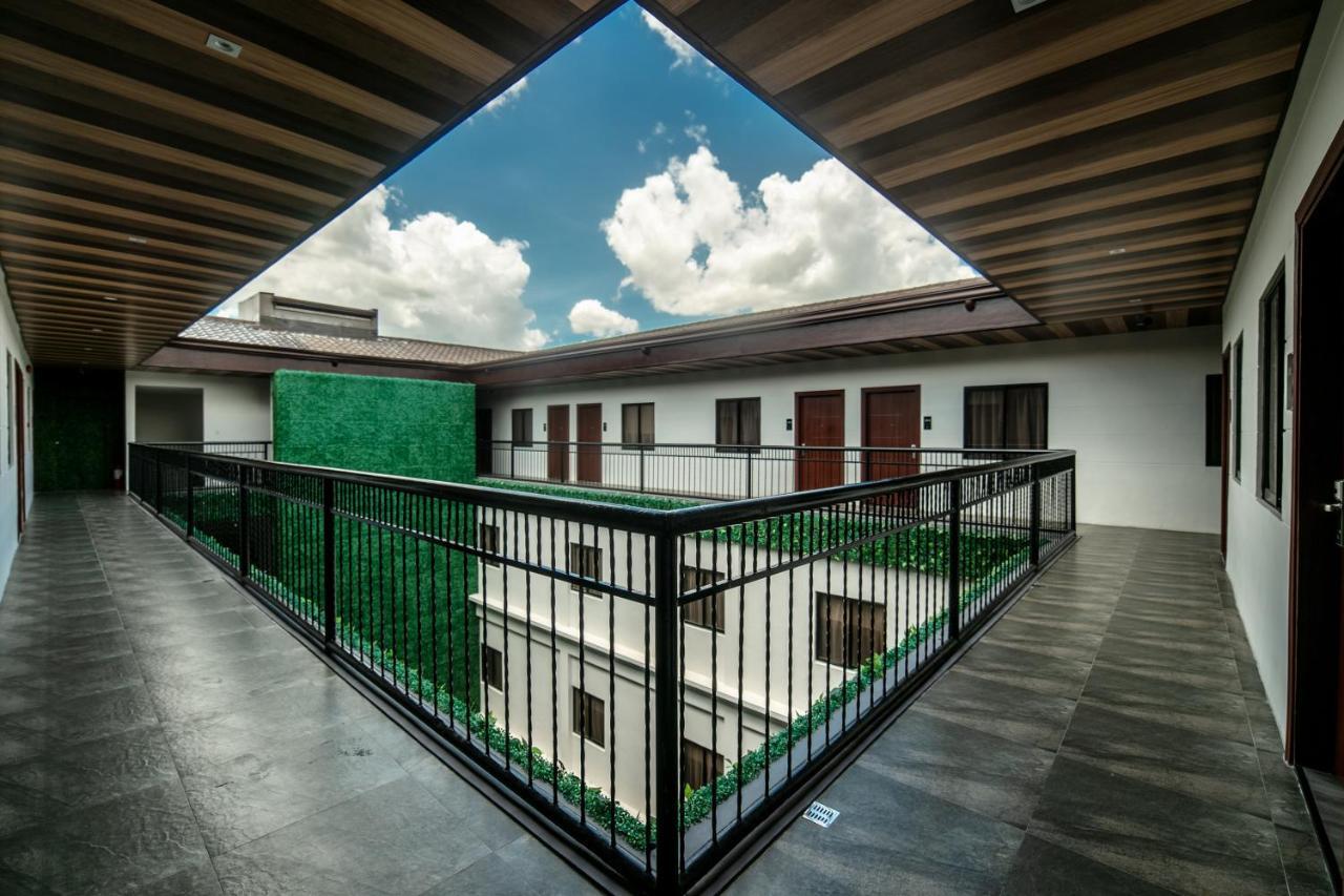 Surestay Plus Hotel By Best Western Ac Luxe Angeles City Extérieur photo